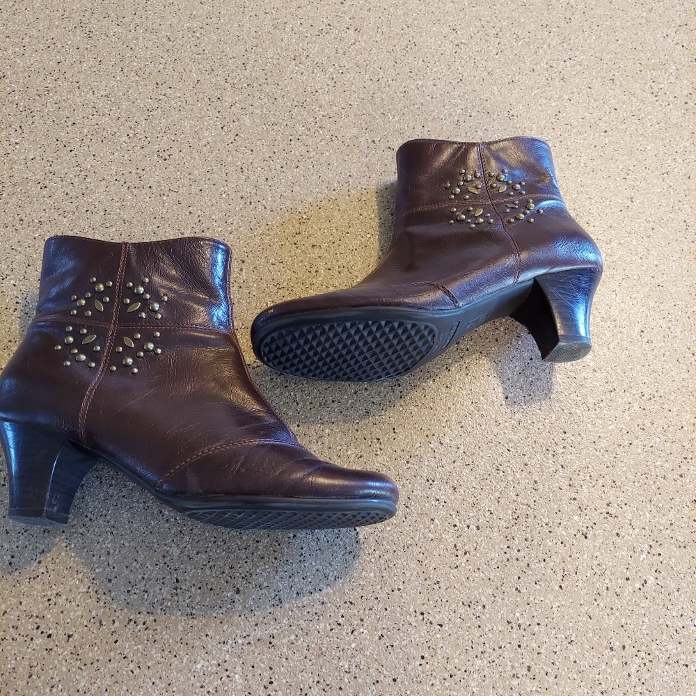 Aerosoles 8 studded brown heeled zip boot vintage